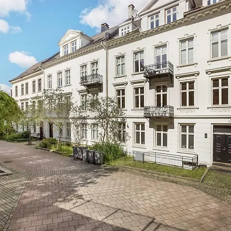 Modern In Centre Apartment